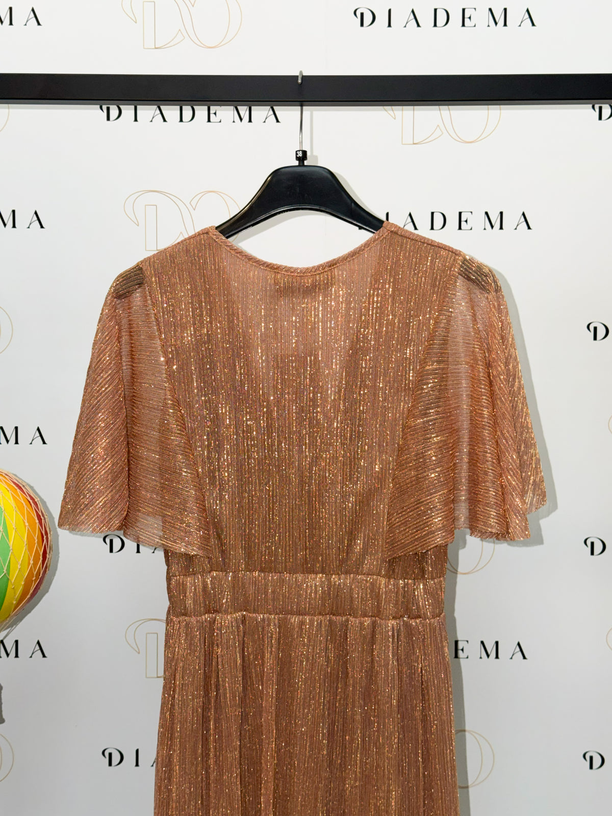 Abito in lurex con maniche a mantella